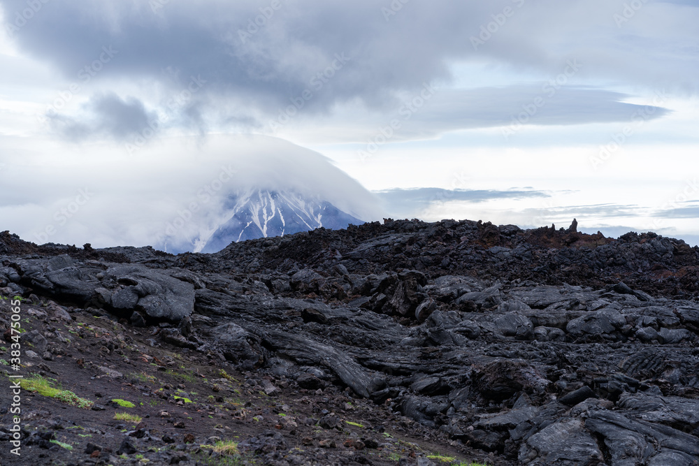 Lava on the background of the Ostry Tolbachik volcano in Kamchatka. - obrazy, fototapety, plakaty 