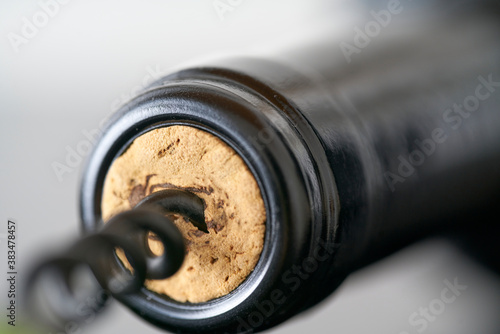 Fotografía Close-up of a corkscrew opening a bottle of wine