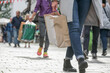 Menschen beim Shopping mit Einkaufstüten in der Innenstadt - selektiver Fokus und Copyspace