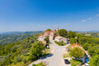 Das Dorf Dracuc in Kroatien, auch als istrisches Hollywood bezeichnet, von oben 