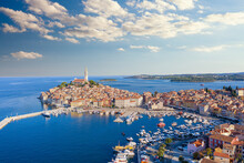 Aussicht auf den Hafen und die Altstadt von Rovinj in Kroatien 