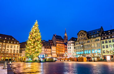 Canvas Print - Christmas tree at the famous Christmas Market in Strasbourg at night - Alsace, France