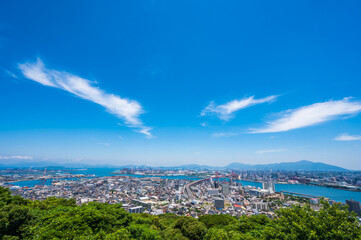 夏の高塔山展望台から見る北九州の都市景観