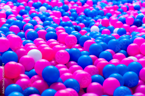 Dekoracja na wymiar  kolorowe-plastikowe-kulki-na-placu-zabaw-dla-dzieci-biale-rozowe-i-niebieskie