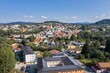 Bild einer Luftaufnahme mit einer Drohne der Stadt Grafenau im bayerischen Wald mit Bergen Arber Rachel und Lusen im Hintergrund, Deutschland