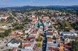 Bild einer Luftaufnahme mit einer Drohne der Stadt Grafenau im bayerischen Wald mit Bergen Arber Rachel und Lusen im Hintergrund, Deutschland