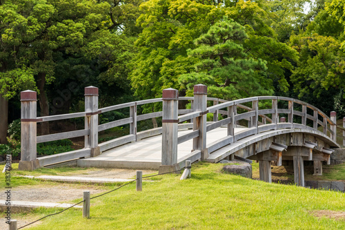 日本庭園の池に架かる木製の橋 Stock Photo Adobe Stock