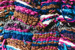 Morceaux de fils de laine colorés tissés - Arrière plan texture laineuse aux couleurs vives