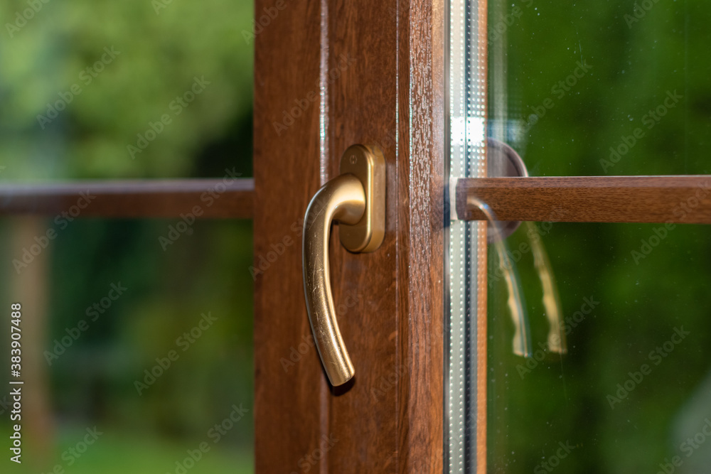klamka przy drzwiach balkonowych - obrazy, fototapety, plakaty 
