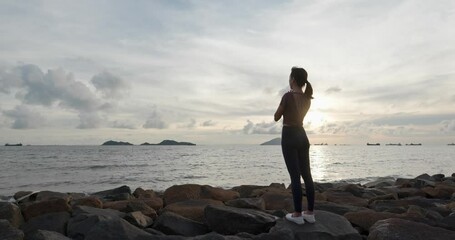 Canvas Print - Woman look at the sunset sea view