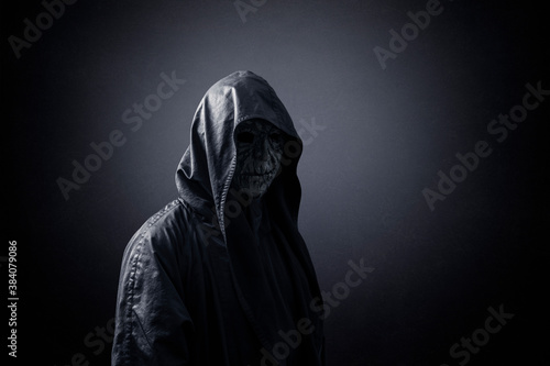 Cuadros en Lienzo Ghostly figure in hooded cloak in the dark