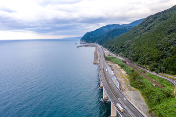 親不知の北陸自動車道、国道8号線、えちごトキめき鉄道日本海ひすいライン（新潟県糸魚川市）