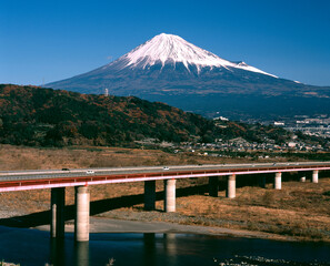 Wall Mural - 富士山と東名高速道路