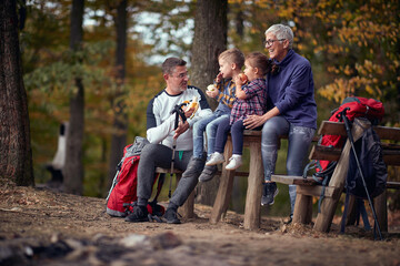 Poster - Grandmother, grandfather and grandchildren eating the fruits in the forest
