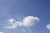 Fototapeta Niebo - ぽっかり浮いた白い雲と青空