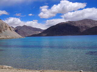 Wall Mural - Beautiful lakes and magnificent blue skies and mountains, Pangong tso (Lake), Durbuk, Leh, Ladakh, Jammu and Kashmir, India