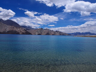 Wall Mural - Beautiful lakes and magnificent blue skies and mountains, Pangong tso (Lake), Durbuk, Leh, Ladakh, Jammu and Kashmir, India