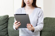 © garage38 - タブレット端末を使う若い女性