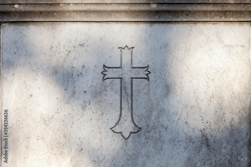 Cuadros en Lienzo crucifix sur une tombe en pierre