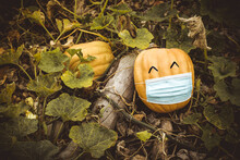 Halloween 2020 Pumpkin Happy Because It Can Go Out With A Mask Due To Covid 19 , Coronavirus