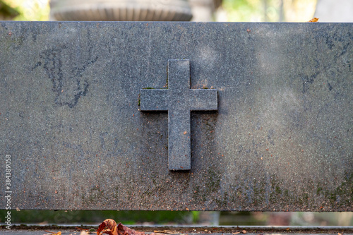 Fotomural crucifix sur une tombe en pierre