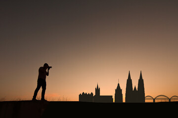 Canvas Print - man in front of cologne city skyline