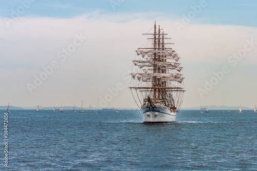 港を目指し湾内を航行する帆船stock Photo Adobe Stock