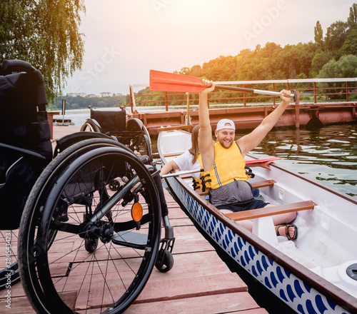 Fotografía People with disabilities sail on a rowing boat.