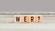 Wer Frage, Würfel mit Buchstaben in deutscher Sprache auf Tisch
, Grammatik Fall im Unterricht in Schule