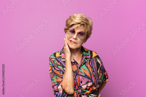 Fotografía old pretty woman holding cheek and suffering painful toothache, feeling ill, mis