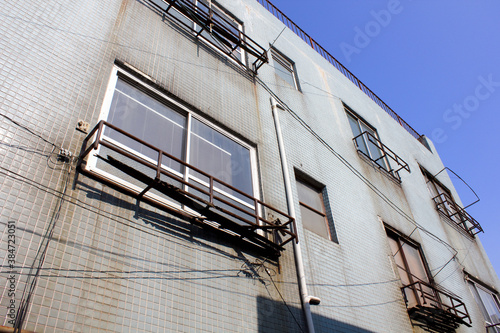 古いアパートの汚れた外壁と錆びたベランダ Buy This Stock Photo And Explore Similar Images At Adobe Stock Adobe Stock