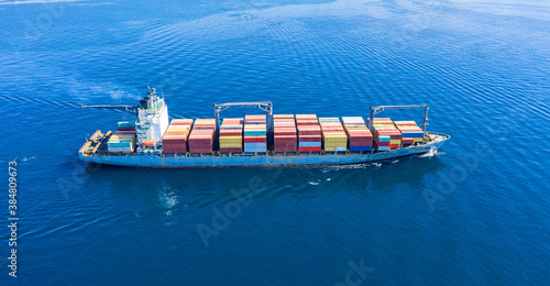 Fotografía Cargo ship full loaded with containers, blue sea background