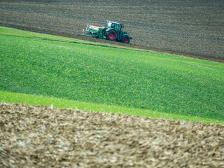 Poster - Traktor bei der Arbeit auf dem Feld