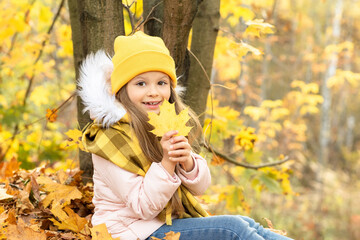 Wall Mural - A little girl rejoices in the coming autumn.