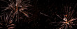 Kupferfarbiges Feuerwerk vor schwarzem Hintergrund- Frohes neues Jahr- Silvesterbanner mit Textfreiraum