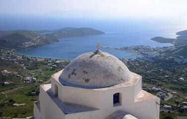 pueblos blancos de las islas ciclades de Grecia, a orillas del mar Mediterraneo