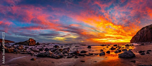 Fotomural Blazing Red/Orange Sunset Over The Ocean