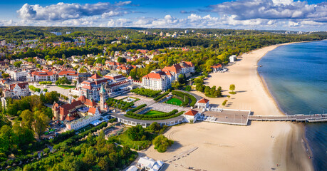 Canvas Print - The sunny scenery of Sopot city and Molo - pier on the Baltic Sea. Poland