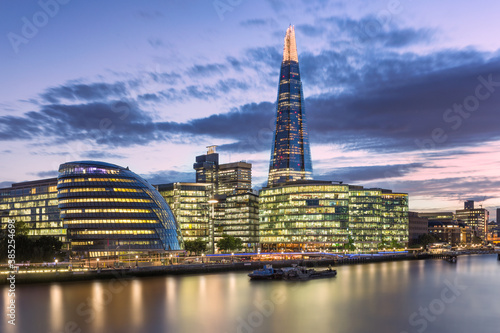 Plakat Londyn - City Hall UK - British Europe Skyline Wielka Brytania w nocy po zachodzie słońca