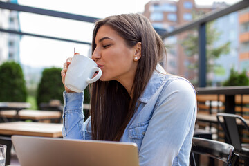 businesswoman drinking coffee in the cafe