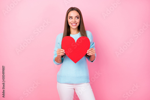 Cuadros en Lienzo Photo of cute lady hold paper red heart creative postcard inviting boyfriend rom