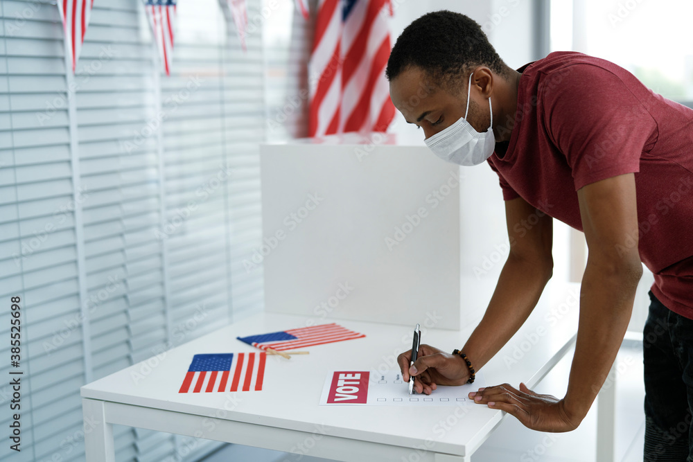 Man voting in face mask - obrazy, fototapety, plakaty 