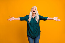 Hug me Photo of cheerful white haired grandma lady spread open arms meet grandchildren airport bus train station wear green shirt jeans isolated vivid yellow color background