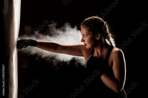 Εκτύπωση καμβά kick fighter girl punching a boxing bag
