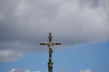 Nuages et christ sur la croix .