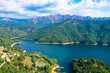 Luftaufnahme vom See Tolla und des gleichnamigen Dorfes. Der Lac de Tolla ist ein Stausee auf der Mittelmeerinsel Korsika. Er befindet sich im Süden der Insel, östlich der Hauptstadt Ajaccio