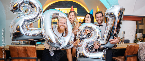 Cuadros en Lienzo Group of party people celebrating the arrival of 2021