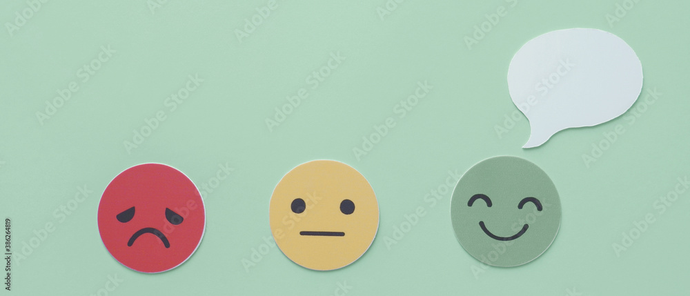 Speech bubble on happy smile face paper cut, good feedback rating and positive customer review, experience, satisfaction survey ,mental health assessment concept - obrazy, fototapety, plakaty 