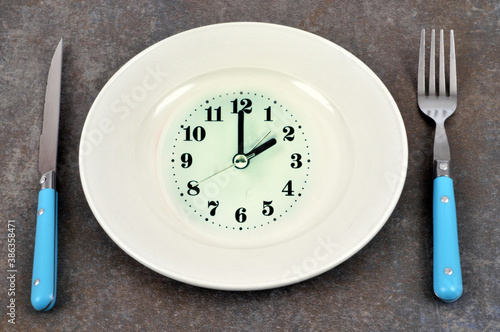 Fotografía Concept d'heure des repas avec une assiette horloge et des couverts