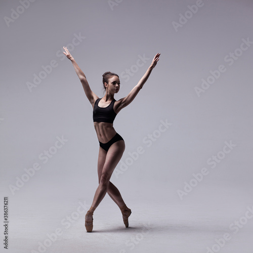 Αφίσα Beautiful Ballet Dancer Posing On Pointes.